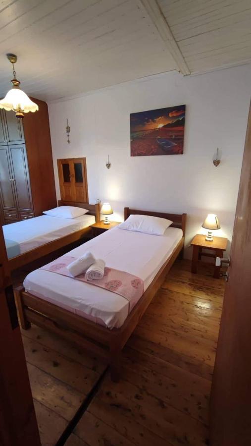 Retro Wooden House Gaios Villa Bagian luar foto