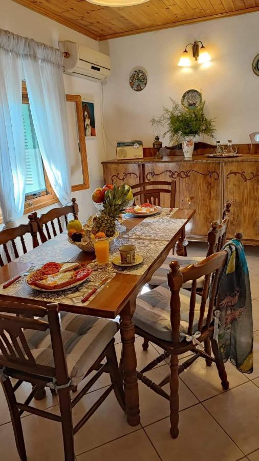 Retro Wooden House Gaios Villa Bagian luar foto